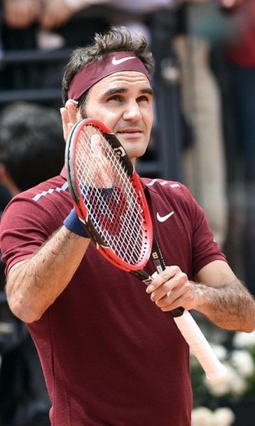 Federer wins comfortably after last-minute decision to play